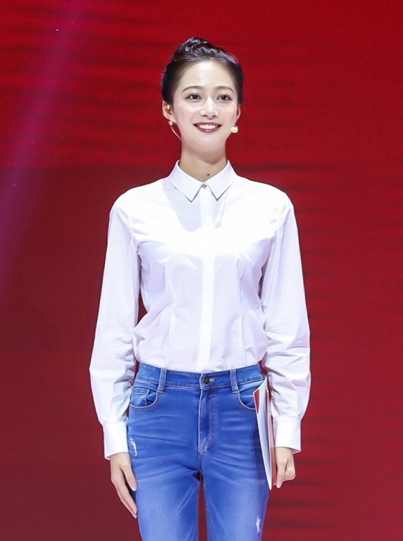 被誉“董卿第二”，开学典礼上再次领诵，传媒校花冯琳有何背景？