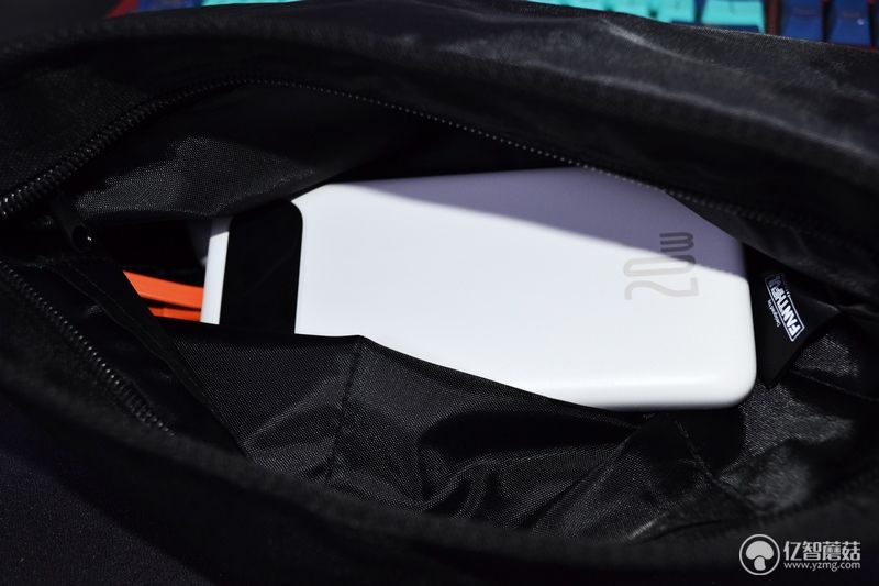 送给果粉的福利时刻 Baseus倍思 布洛克带线移动电源