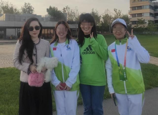 杜江夫妇在阿那亚被偶遇，霍思燕穿宽松裤遮肉，五官仍美得精致