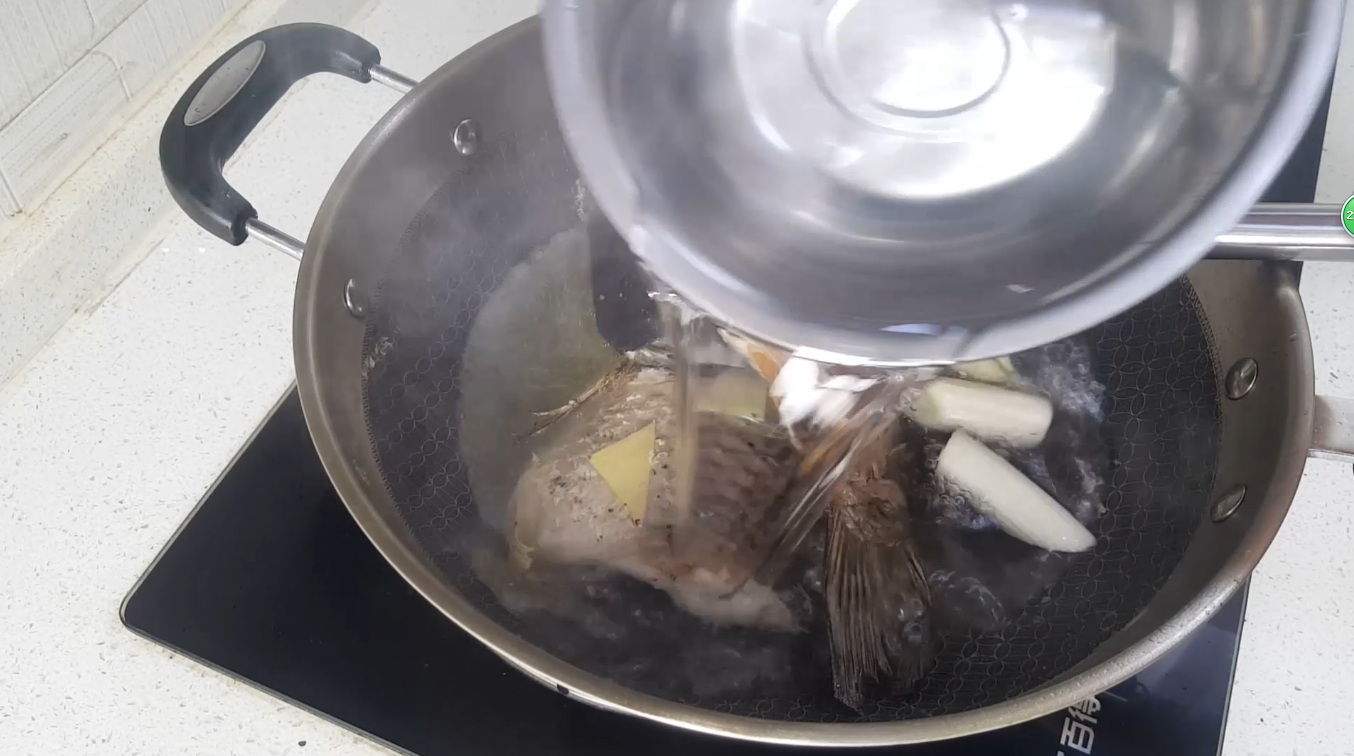 清炖鱼最简单的做法(想让清炖鱼汤汁奶白，味道鲜美，这2步不能少)