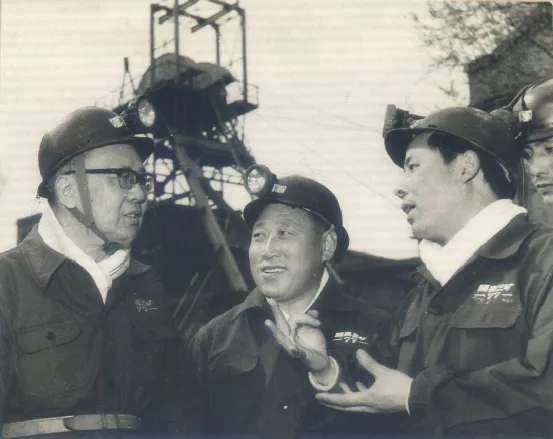 华罗庚:杂货铺出来的数学家,毛主席夸他人们尊敬他,为什么?