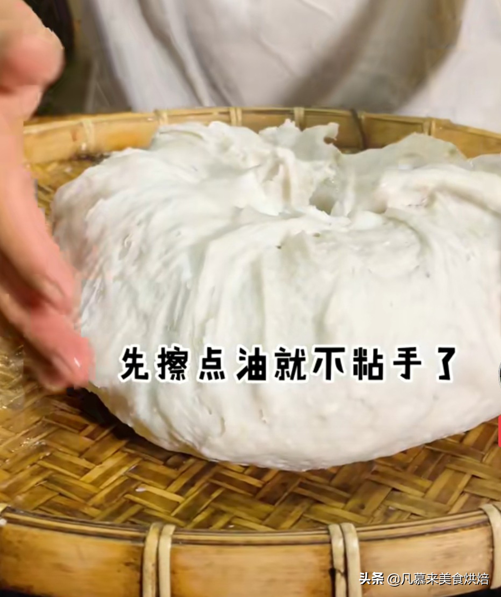 砍回养活了全球6亿人的木薯，做成一道快失传的美食“木薯粉虫”