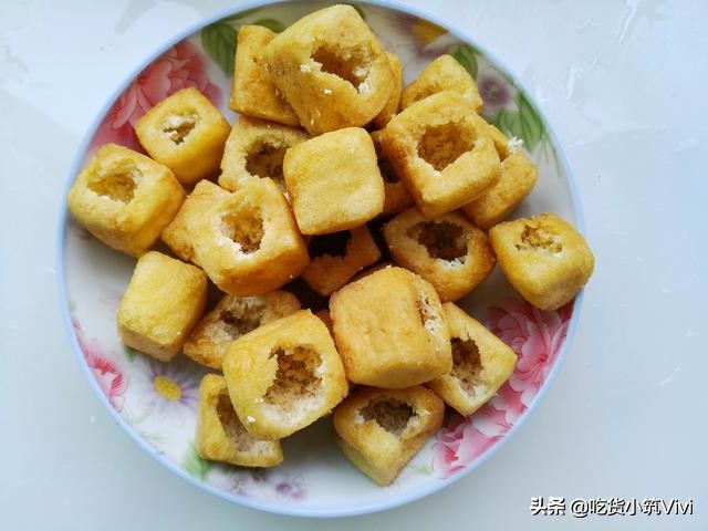 豆腐泡这样吃，不煎不炸、上锅一蒸10分钟出锅，荤素搭配真美味