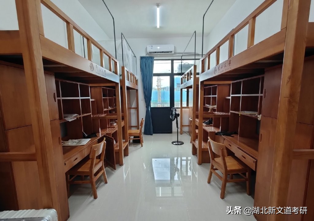 高校“最简陋”研究生宿舍上热搜！网友：叙利亚风上床下桌