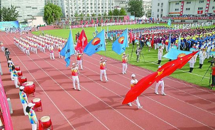 女大学生穿黑丝参加运动会，评论区骂声不断，结果打了不少人的脸