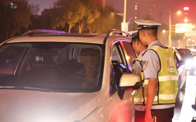 没带驾驶证开车，被交警查车怎么办