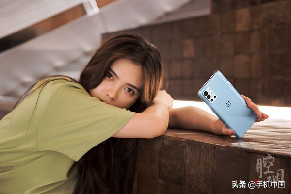 手握蓝屿的女孩儿 种着最美的梦里花