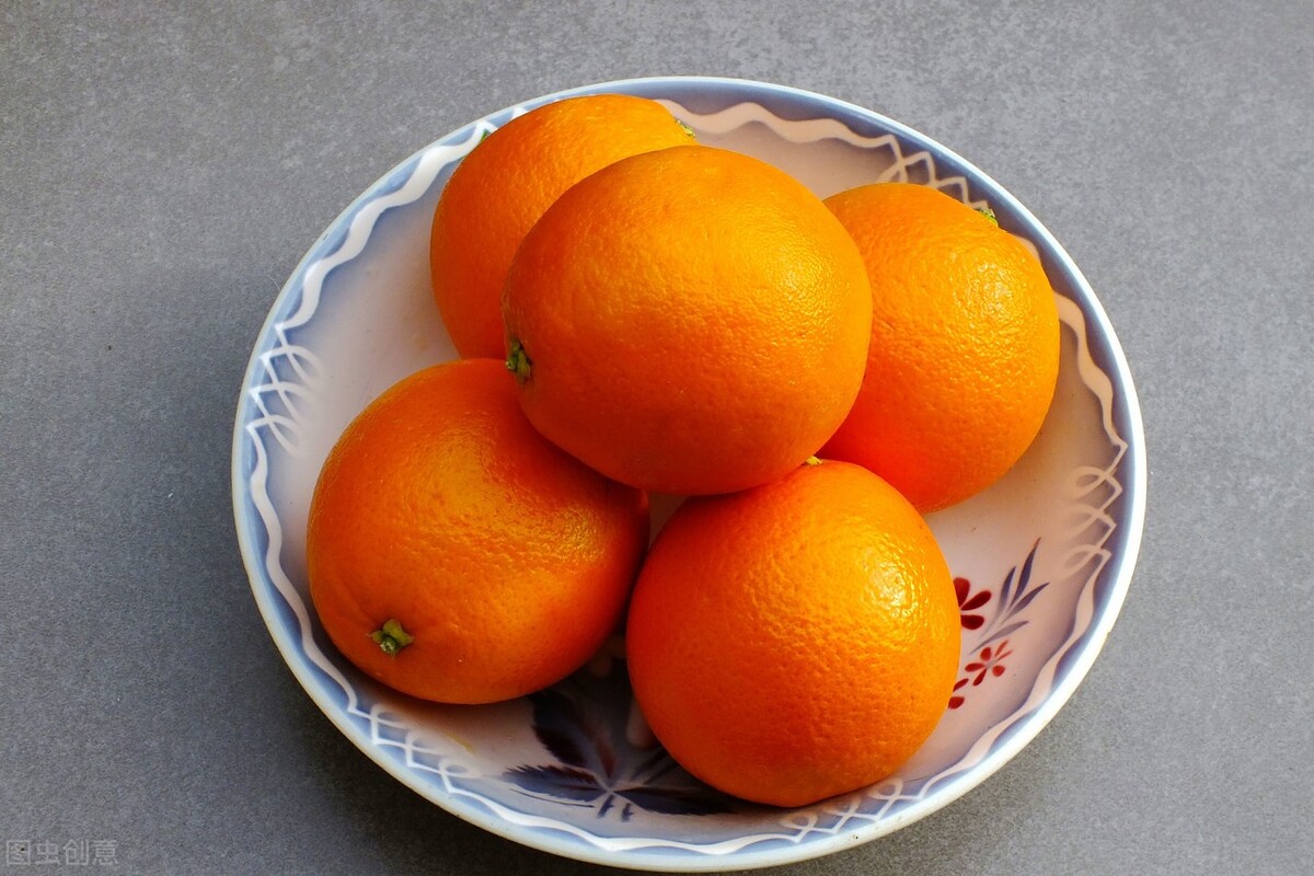 用这水果蒸鸡蛋羹，鲜香润滑，酸甜可口，孩子常吃养出好身体