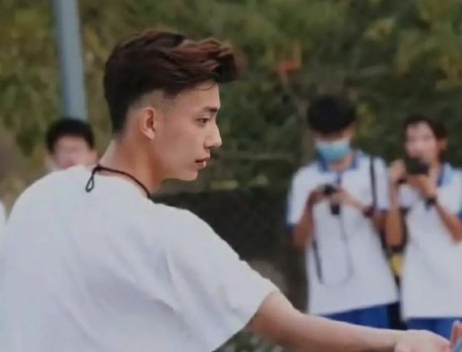 初中帅气男教师走红，长得不输“明星”，网友：我想回去读书