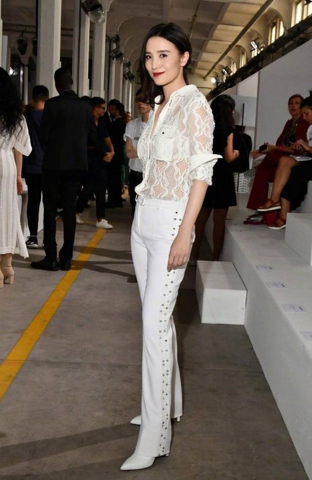 46岁梅婷和40岁宋佳同穿白衬衫,一个纯情浪漫,一个性感潮酷