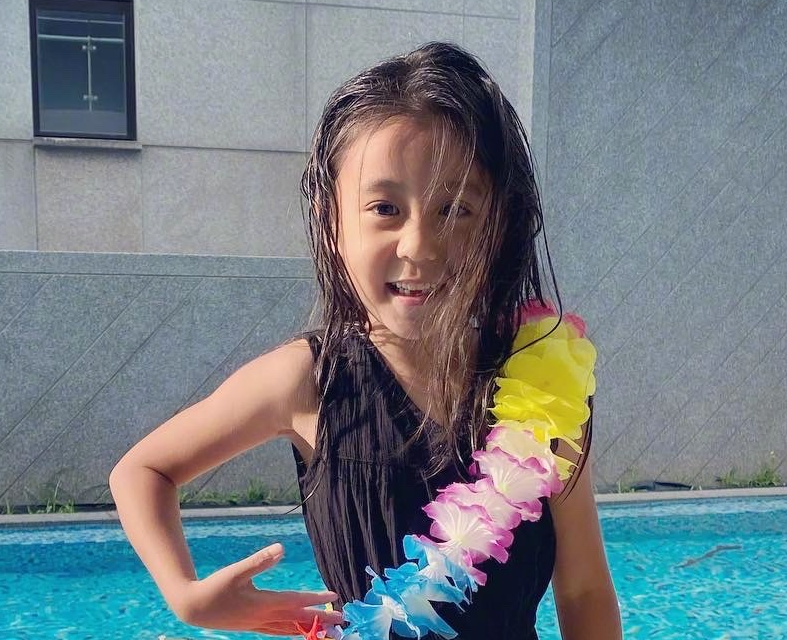 贾静雯晒三个女儿，咘咘最美，波妞女汉子，16岁梧桐妹打扮显成熟