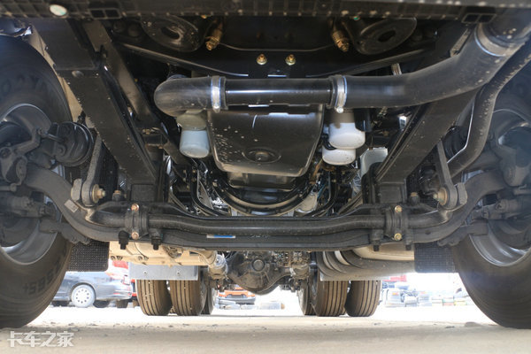 dCi465发动机+DT14变速箱，实拍东风KL牵引车，报价33.5万