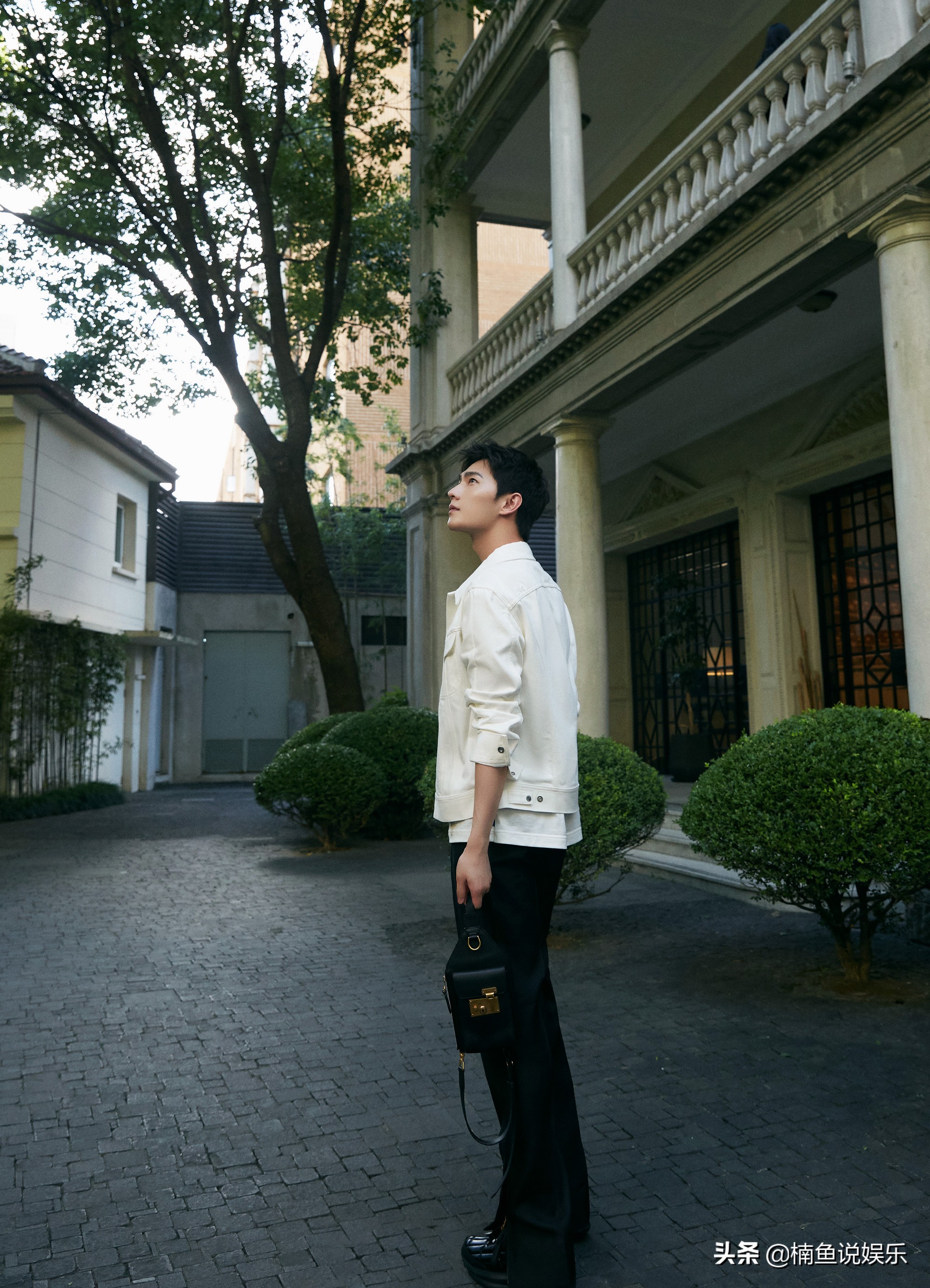 杨洋不愧是军艺校草,工装外套尽显男神范,雕刻般的侧颜好帅气