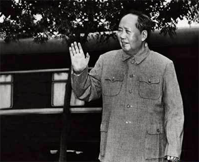 73年八大军区司令对调：王洪文2次点名许世友，许将茶杯狠狠一磕