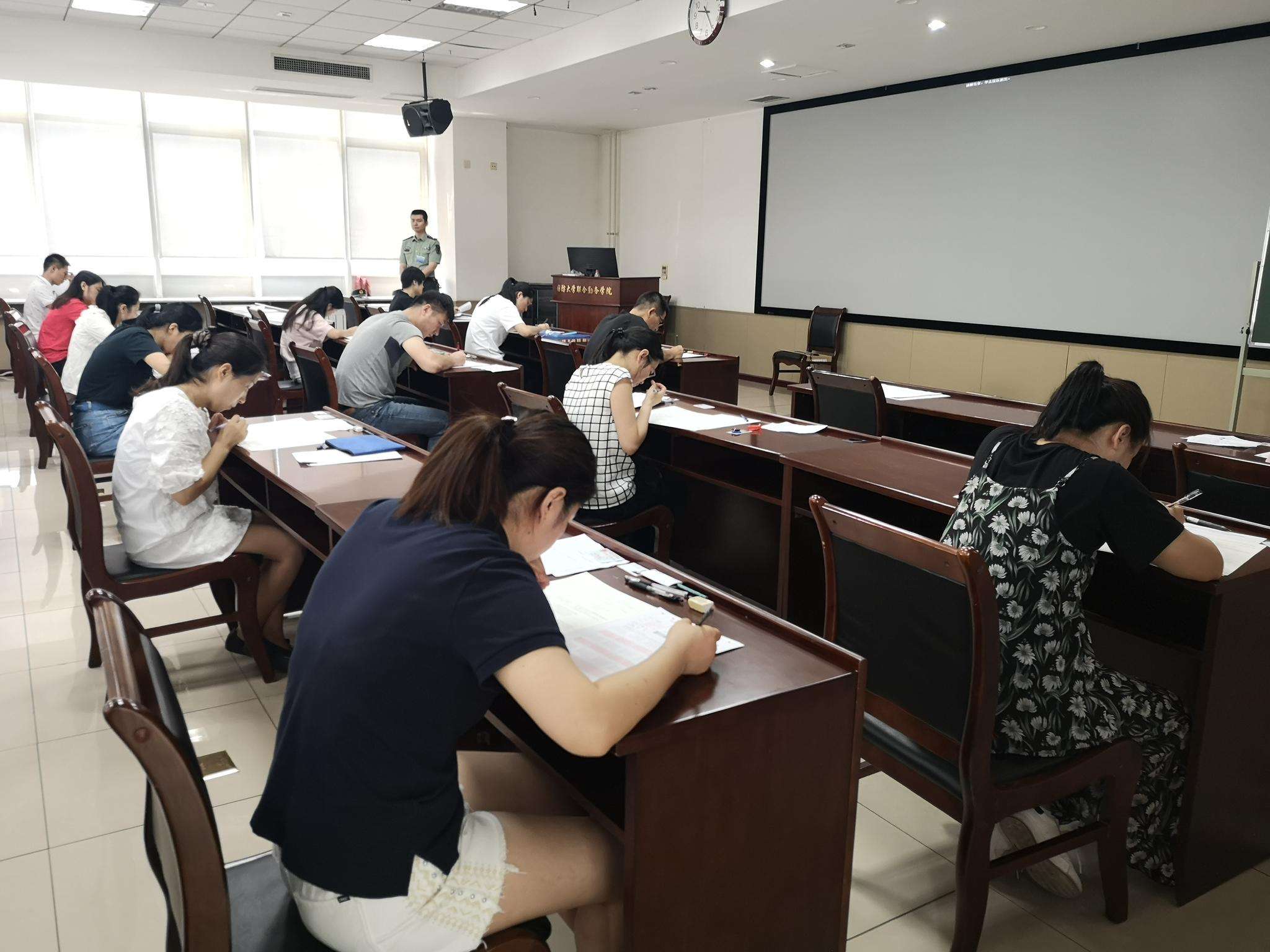 部队文职薪资高待遇好，明明是“铁饭碗”，可是却无人问津