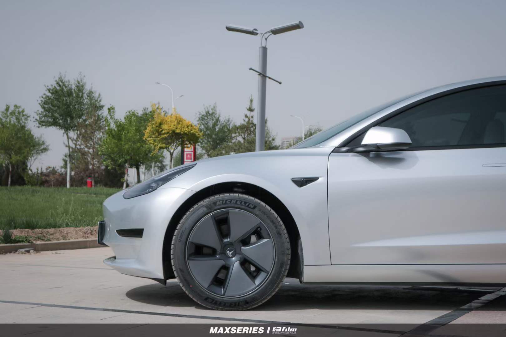 特斯拉Model3汽车贴膜LBFILM改色膜超亮金属太空银