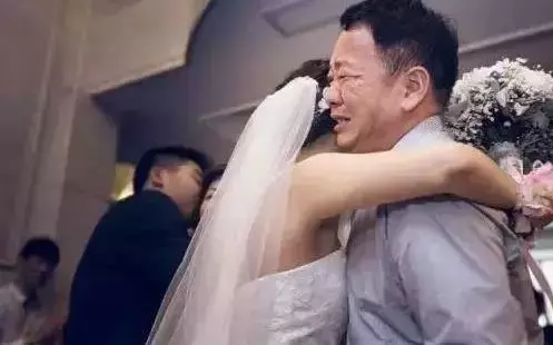 “爸爸，我也想要抱抱”，女儿奴爸爸面前，儿子就是“干苦力”的