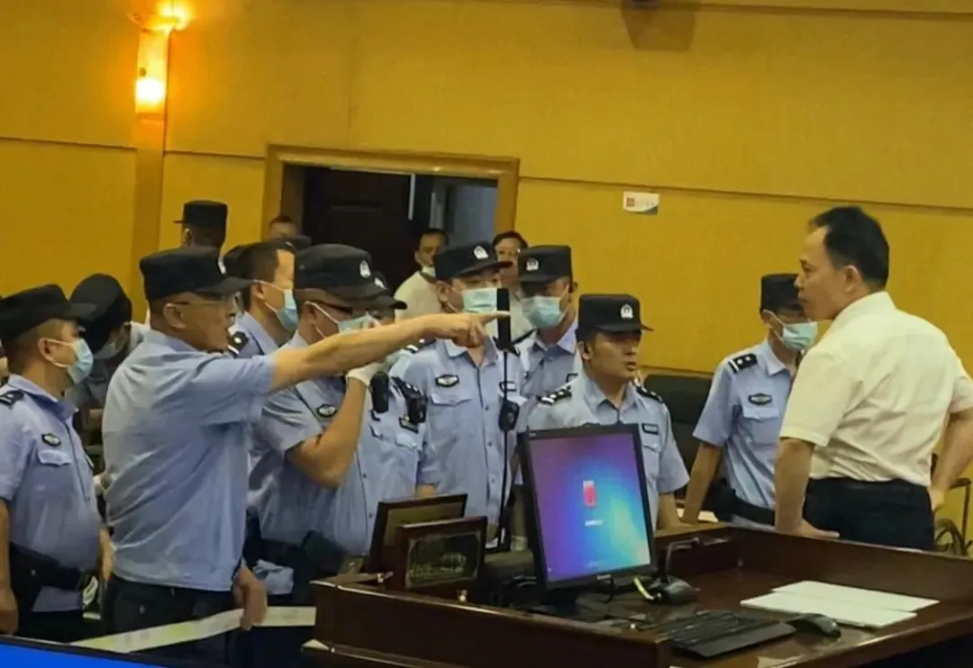 80后刑辩律师：为强奸犯做无罪辩护，硬抗检察官，家属骂“畜生”