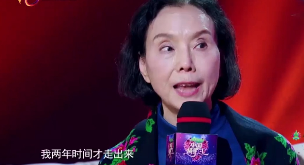 43岁享副师级待遇，经常带患抑郁症母亲工作，近况曝光她孝行被赞