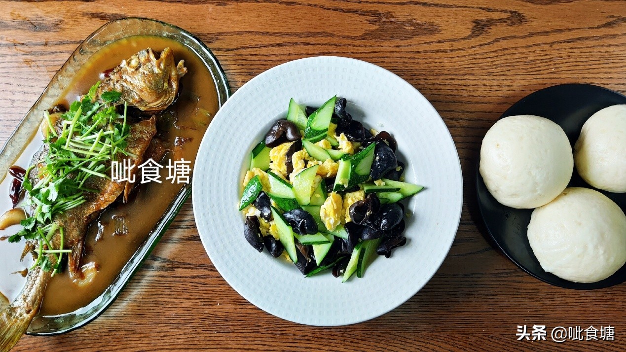 饭店的黄瓜片都是菱形的，大厨是怎么切的？只需2步你也能学会