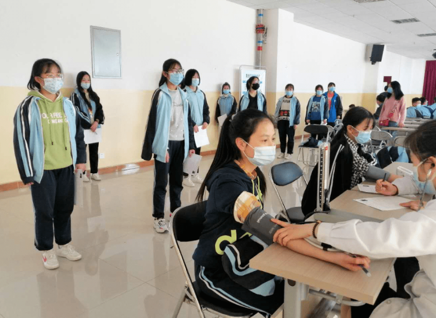 面对高考体检，学生直接低头，有人“一丝不挂”，医生看后很无奈