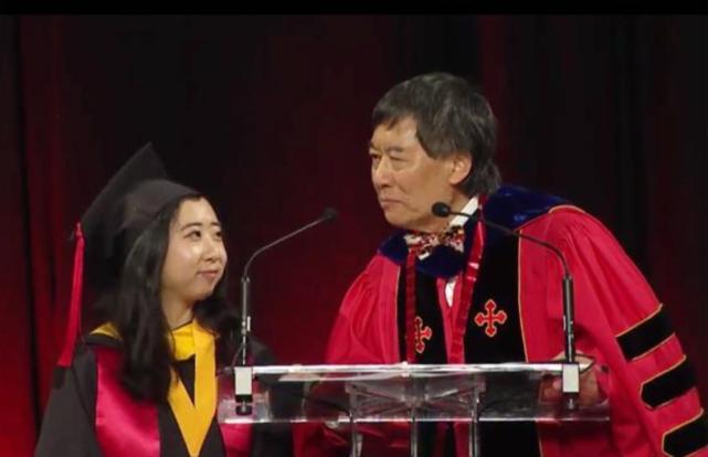 中国女孩赴美留学，毕业典礼称：美国空气香甜，如今“报应”来了