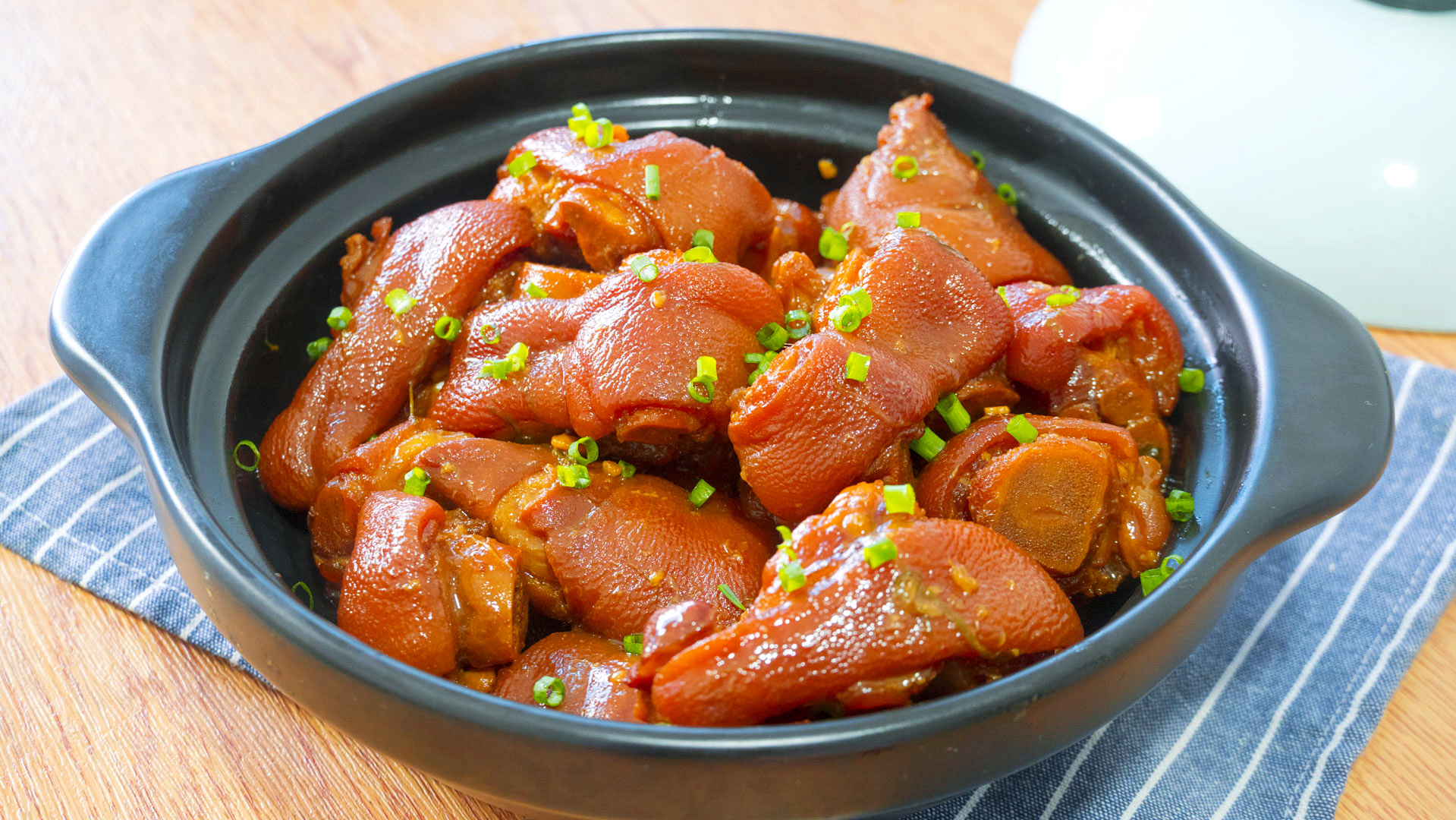 秋冬干燥寒冷，女人要多吃6种食材，补水又驱寒，面如桃花显年轻