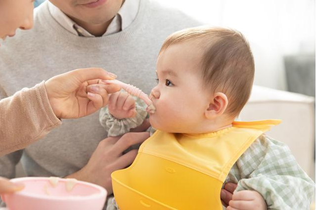 宝宝的辅食米粉应该怎么喂？这3点注意事项，爸爸妈妈先看看吧