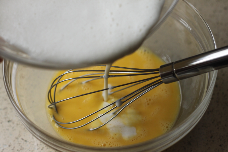 网红店60多一小片的千层蛋糕，有不粘锅和一个爱动的小朋友就能做