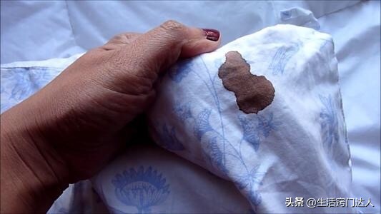 衣服有血迹怎么才可以洗掉(教你一招血渍轻松溶解下来)
