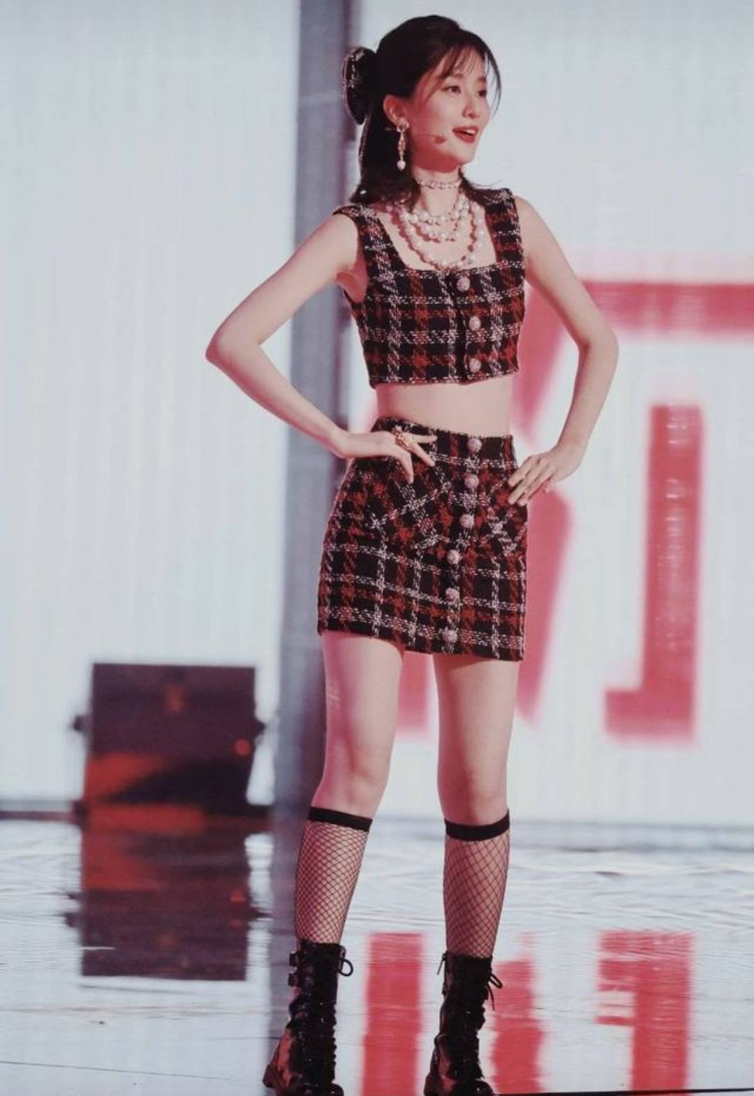 乔欣变90年代OL女郎，穿小黑裙配黑丝真性感，有港风美人的韵味了