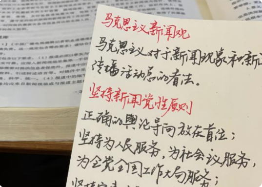 中国传媒大学的校花冯琳，在网上晒出学习笔记，让人耳目一新