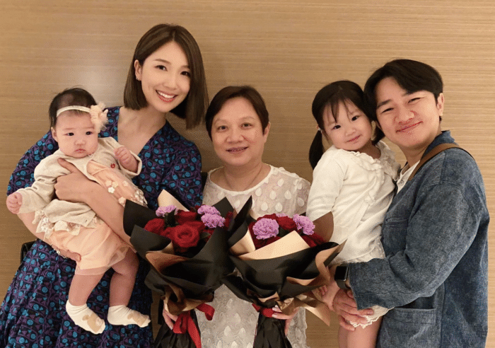 王祖蓝晒女儿帮剃胡须，Gabby却分心对镜摆拍，古灵精怪像爸爸