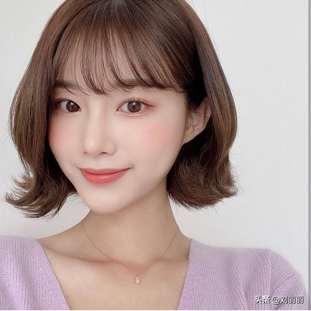 人瘦脸小适合什么发型(头发细软少,发型就选这3种,洋气蓬松又瘦脸)