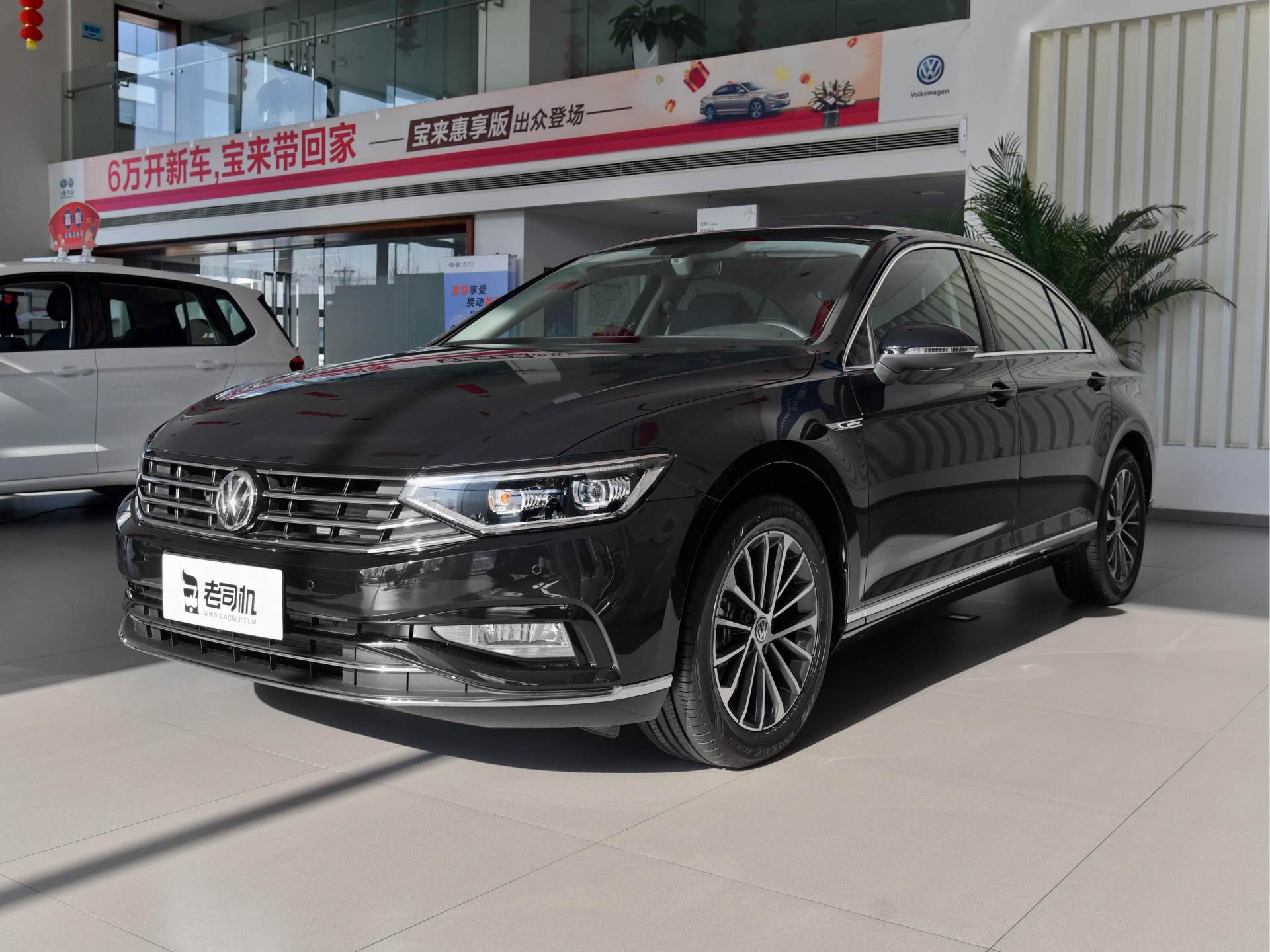 价格挺便宜空间还领先，三厢合资中型车油耗6.3L，带你看大众迈腾