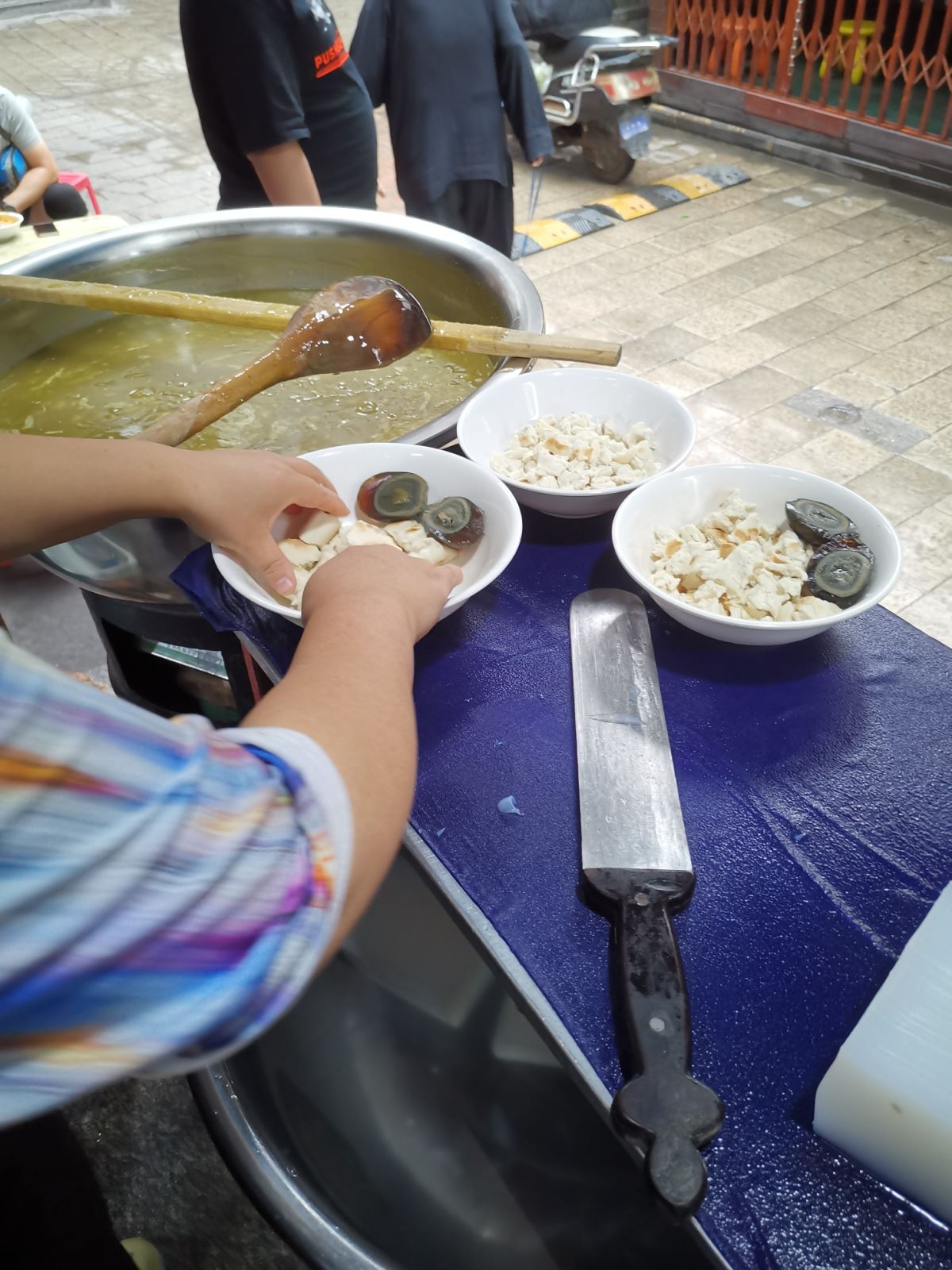 回民街专坑外地人？吃过这5道小吃再说话，本地人也爱的平价美食