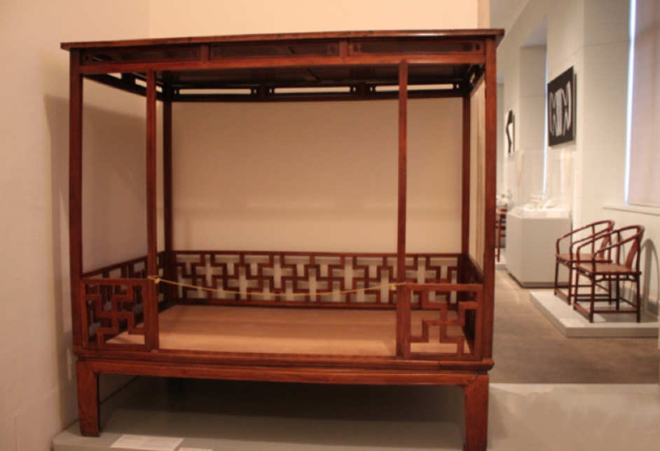 黄花梨六柱架子床朱漆雕填戗金龙纹顶箱柜黑漆描金龙纹顶箱柜在1969年