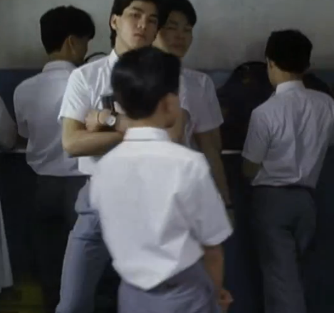 在这部1988年的老电影中，袁洁莹演女学生，林正英演警察