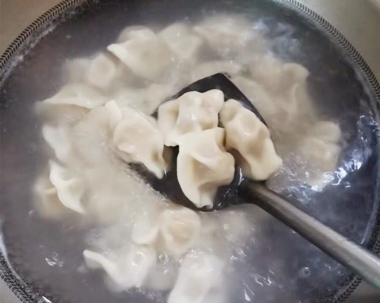 饺子煮几分钟就熟了，煮冻饺子，最忌开水下锅？