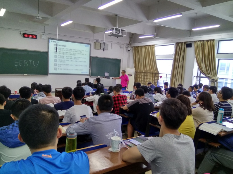 大学生“别出心裁”的简历火了，面试官哭笑不得，还意外被录取了