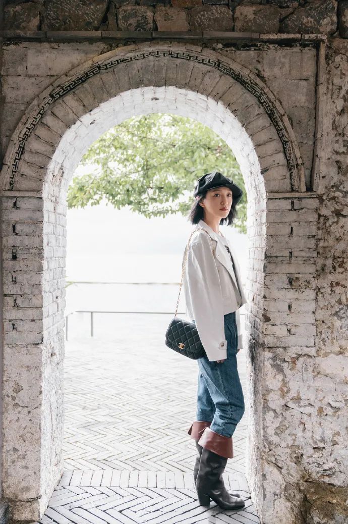 又被香奈儿支配了！秋冬时尚单品是紧身裤袜+七里靴，她们都穿了