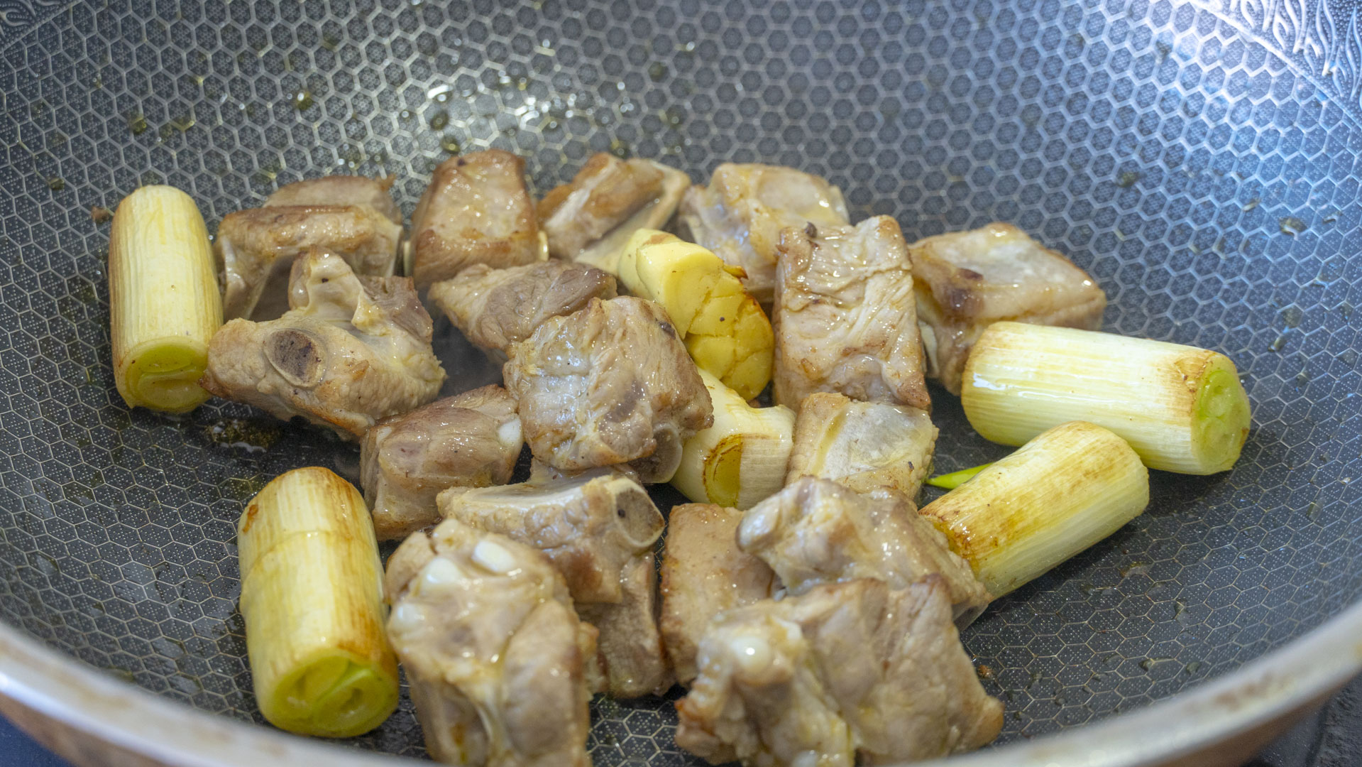 秋冬干燥寒冷，女人要多吃6种食材，补水又驱寒，面如桃花显年轻