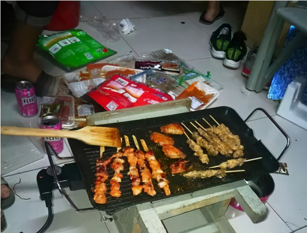 大学女生宿舍突击检查，“违禁品”层出不穷，堪比小型杂货铺