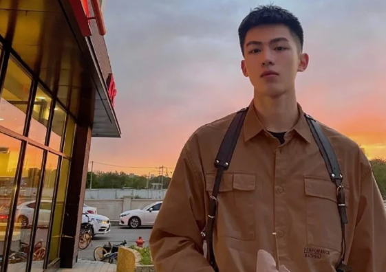 成均馆大学校草走红，号称现实版“都敏俊教授”，颜值球技均在线