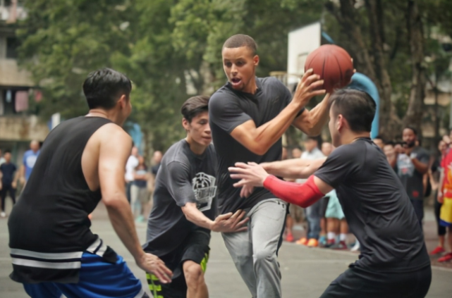 普通人为什么不能进nba(为何说普通人打不了NBA？看完这8张照片，你就有答案了)