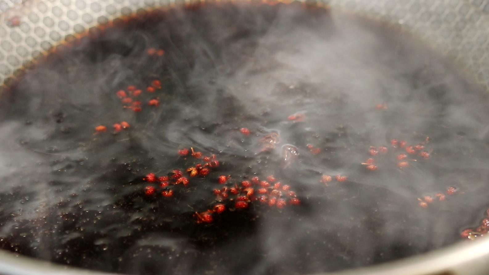 自己在家腌蒜苔，2个小时就可以食用，清爽解腻，做法简单又好吃