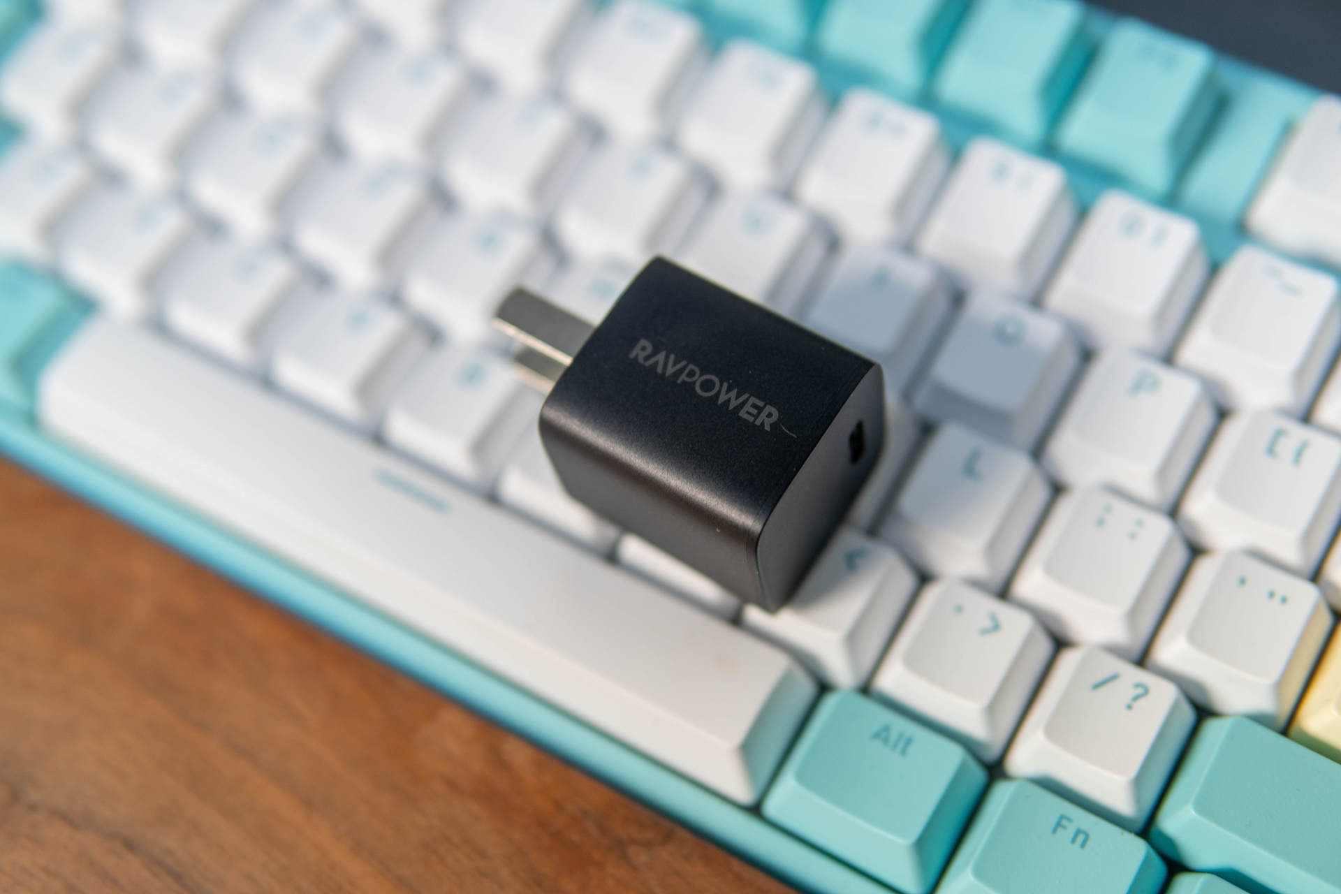 iPhone 13的充电好搭档，RAVPower 20w快充体积竟然和五福一安相同