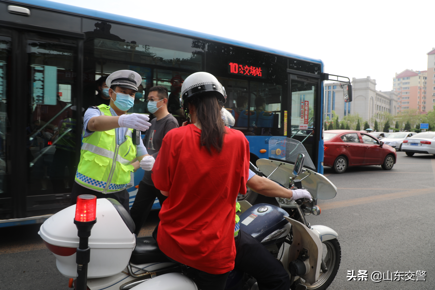 畅行赶考路，山东交警为考生暖心护航！| 护航高考交警同行