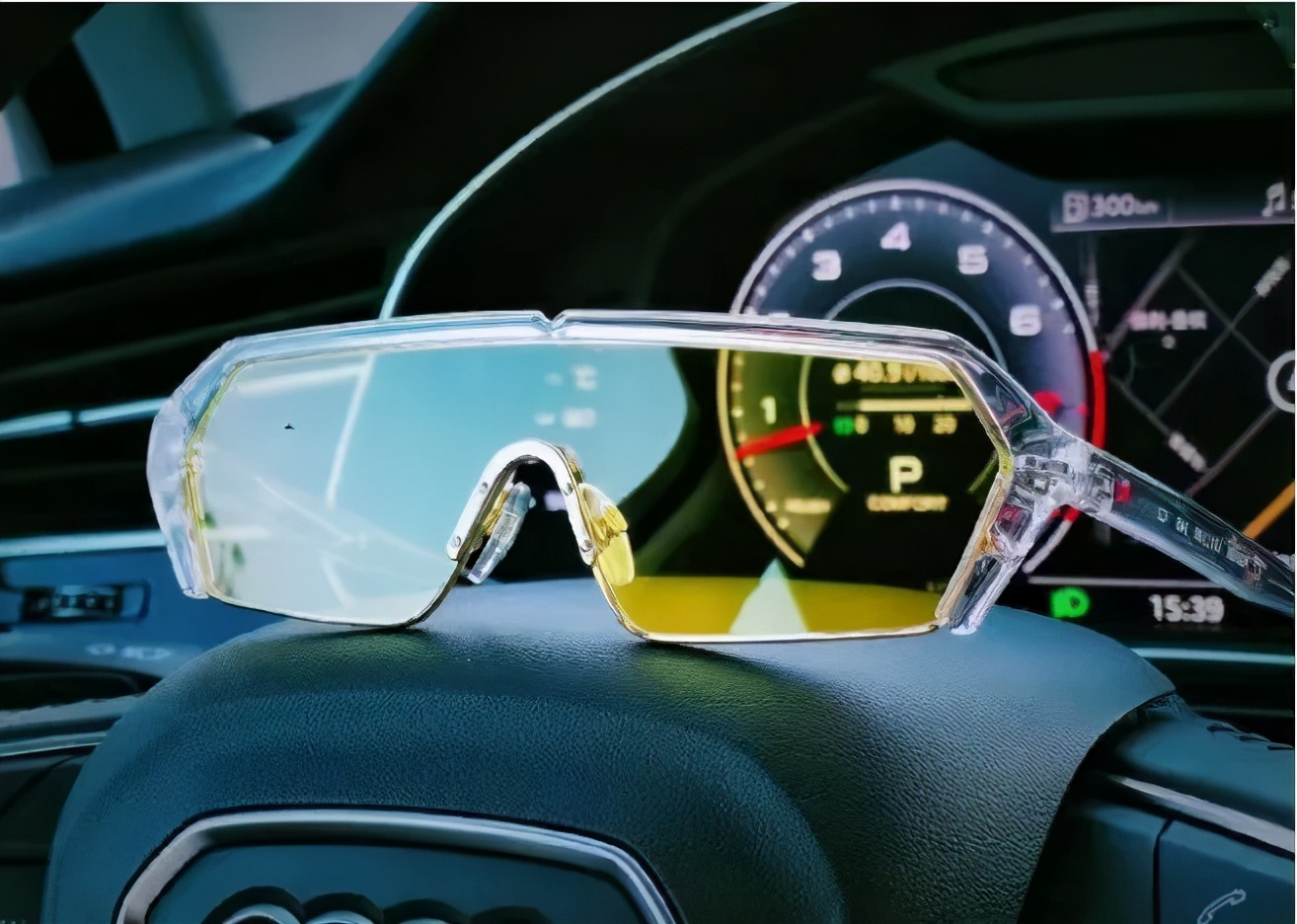 德国工艺偏光太阳镜，可过滤99%的紫外线，夜间为司机保驾护航