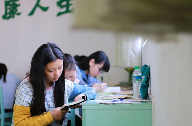 新学期迎来“坏消息”，武汉各大高校现“天价学费”，学生很无奈